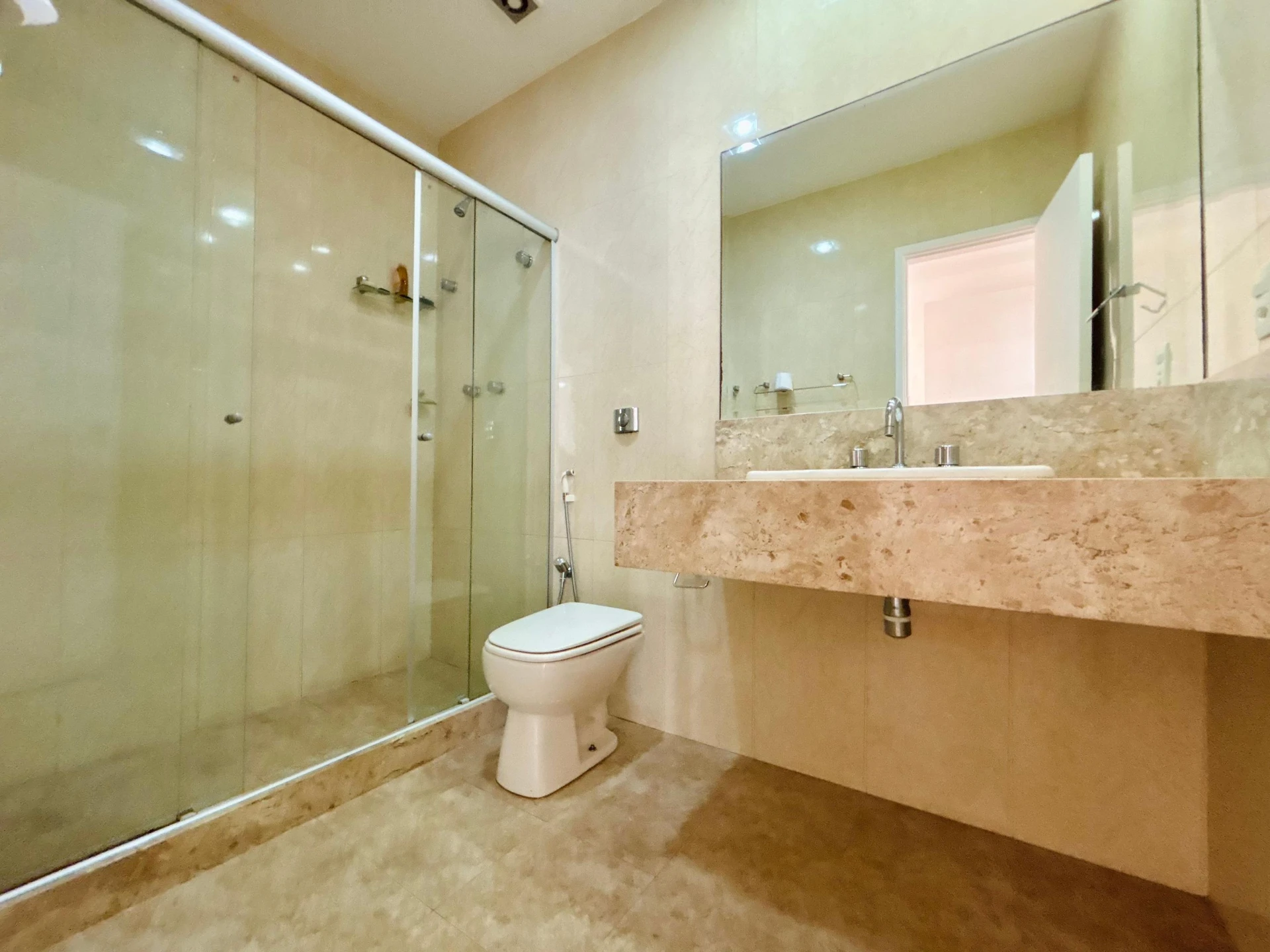 Furnished apartment with a glazed balcony and 3 bedrooms — photo 20