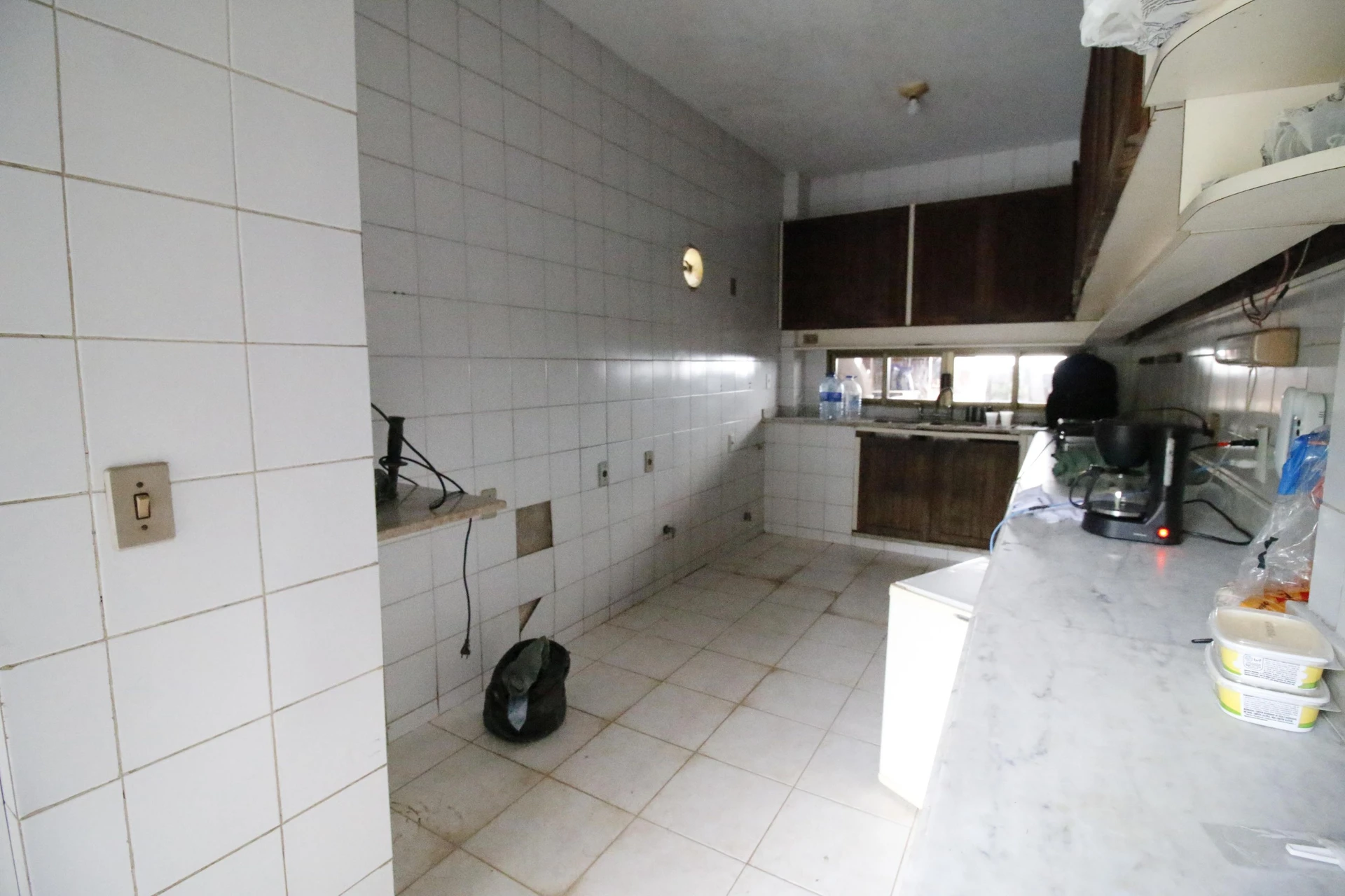 500 m² house with floor-to-ceiling windows and a bathtub — photo 44