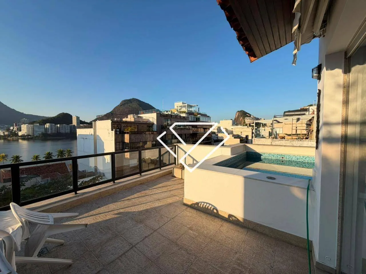 Penthouse with 3 bedrooms, 4 bathrooms and enclosed balcony — photo 24