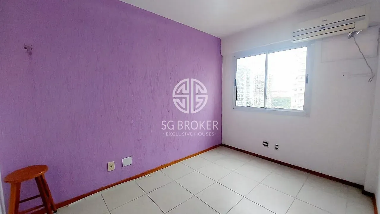 Glass-enclosed balcony in a 3-bedroom apartment, 77 m² — photo 12