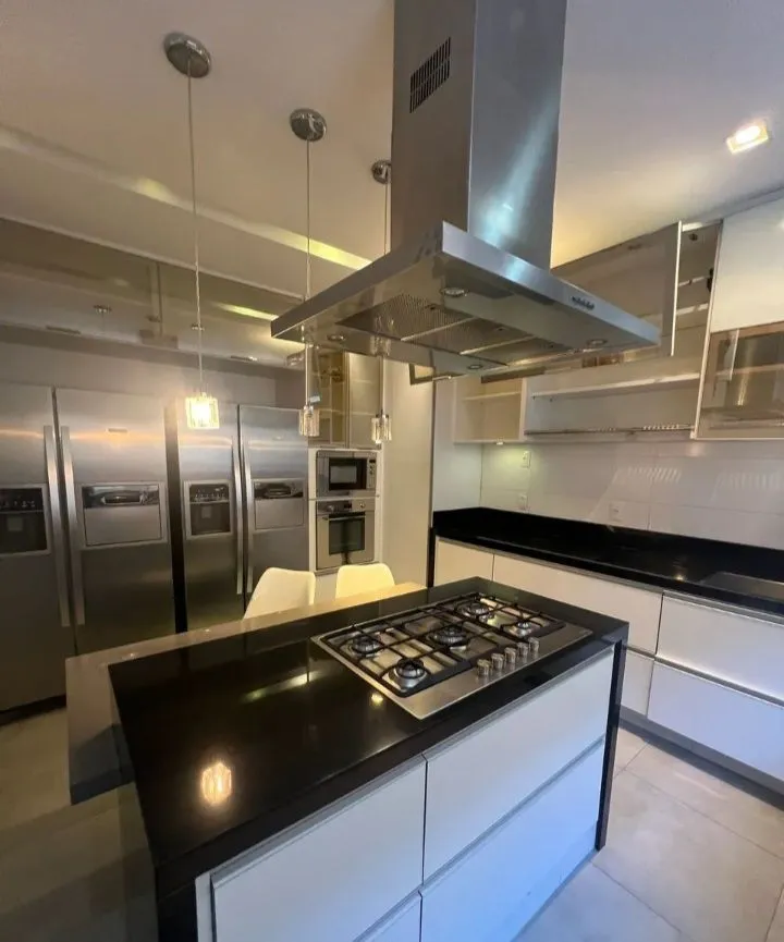 Casa mobiliada com 6 quartos e 6 banheiros e cozinha aberta — photo 4