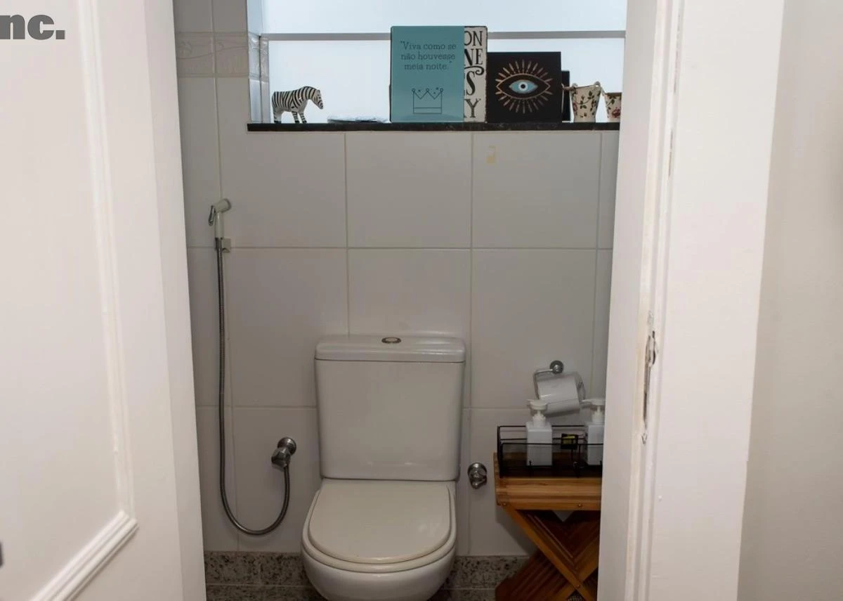 House with 4 bedrooms and 4 suites, balcony with grill — photo 49