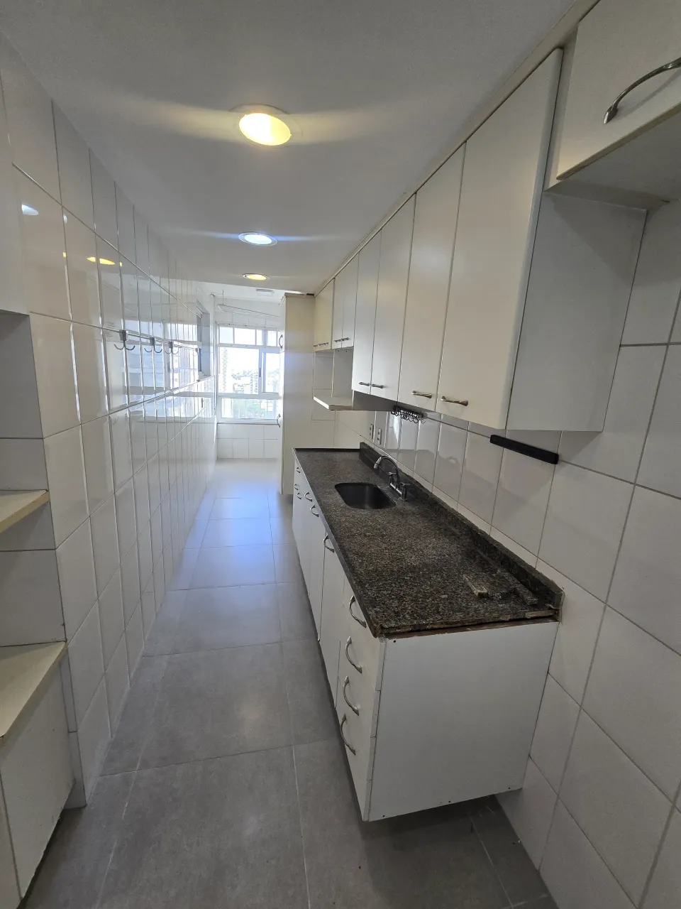 4-bedroom apartment with 3 bathrooms and a balcony — photo 3