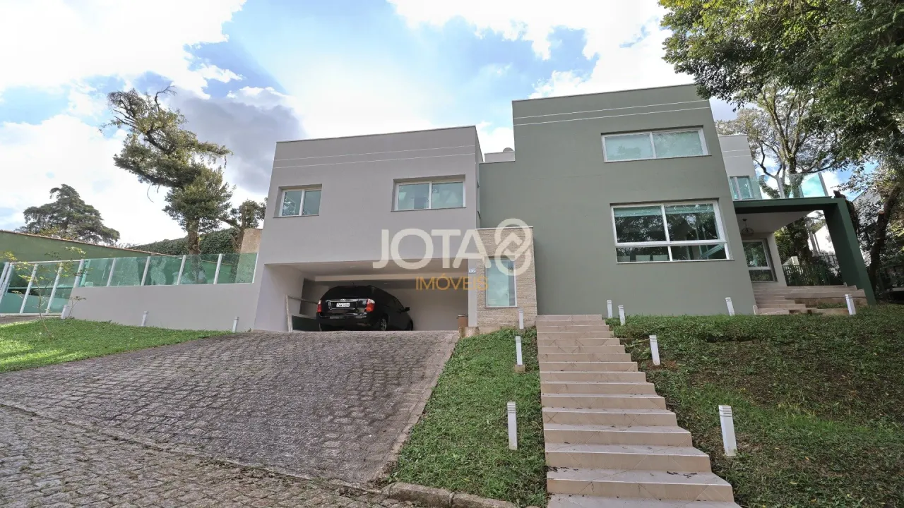 House with 5 bedrooms and a balcony in 370 m² — photo 2