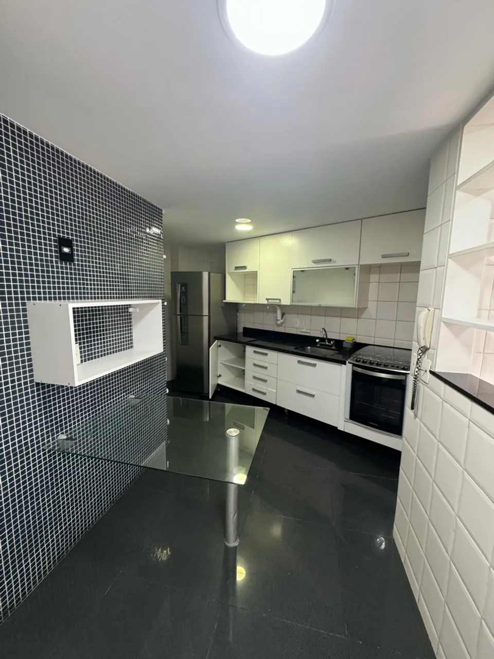 3-bedroom apartment in a building with a gym — photo 8
