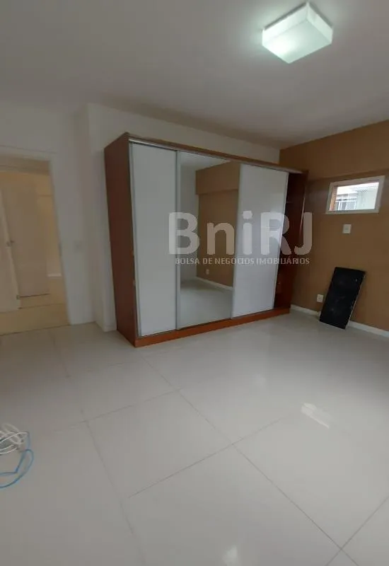 3-bedroom apartment in a building with a pool — photo 16