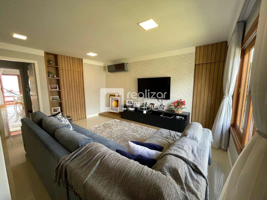 House with private-use pool and 4 garage spaces