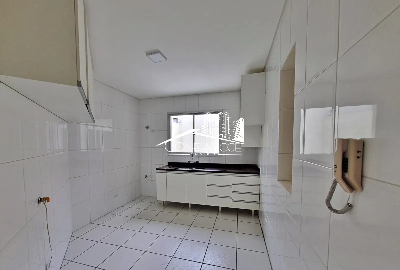 Bathtub in a 3-bedroom house, 350 m² — photo 9