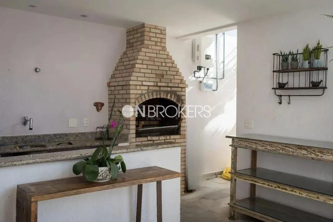 House with 4 bedrooms and 4 suites, balcony with grill — photo 21