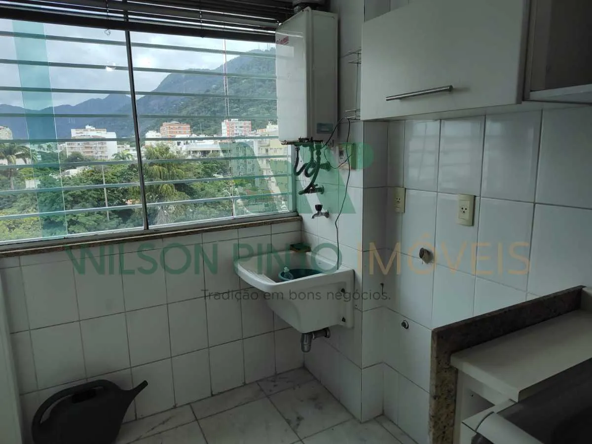 Balcony with a grill in a 2-bedroom apartment, 172 m² — photo 12
