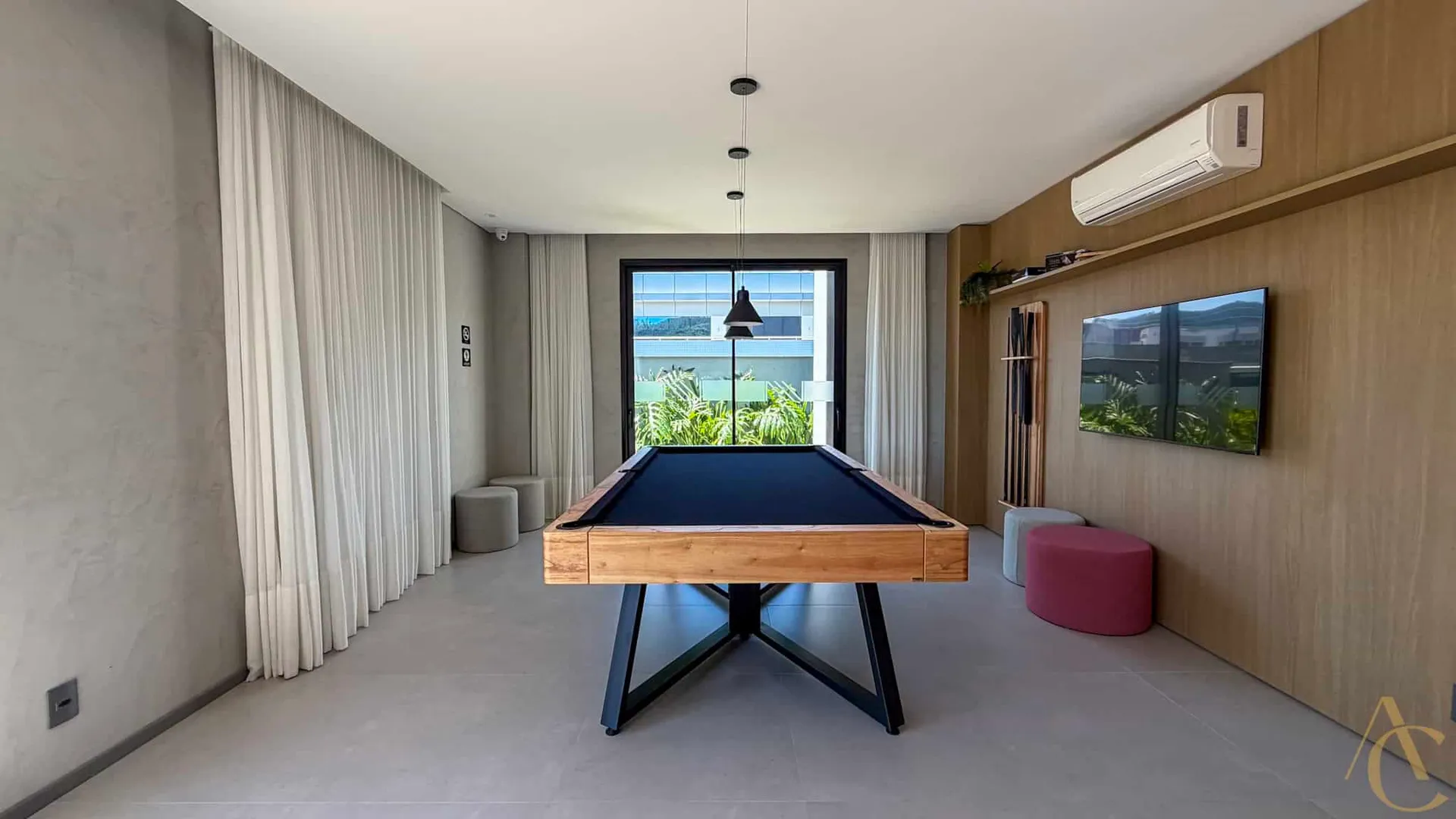 Glass-enclosed balcony in a 2-bedroom apartment, 69 m²