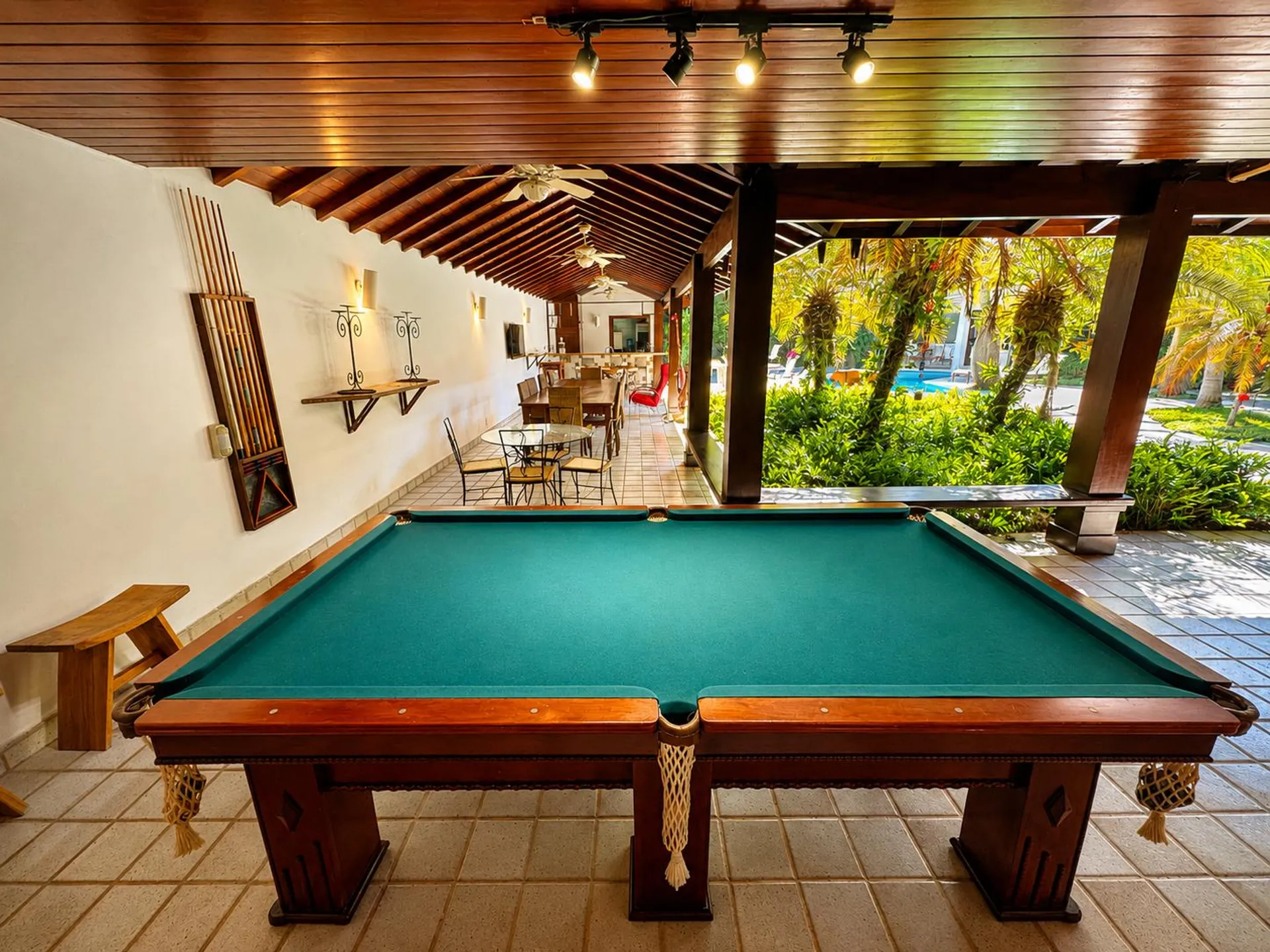 House with 5 bedrooms and a closed separate kitchen — photo 38