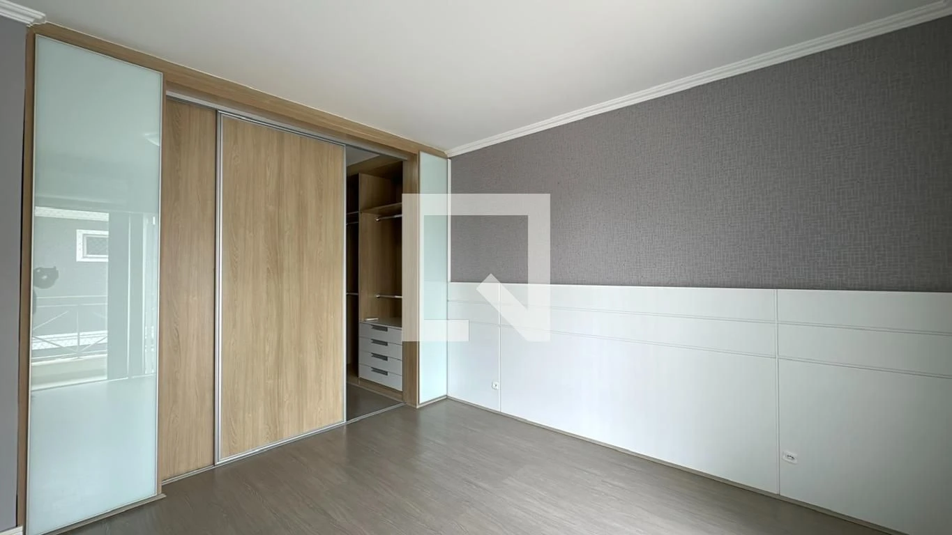 3-bedroom house with a glass-enclosed balcony in Curitiba — photo 23