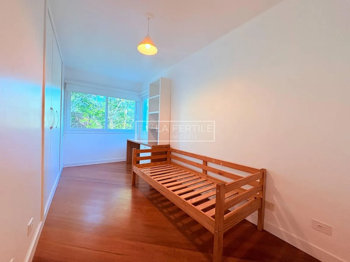 Будинок на 5 спалень із 2 ванними при кімнаті, 400 м² — photo 15