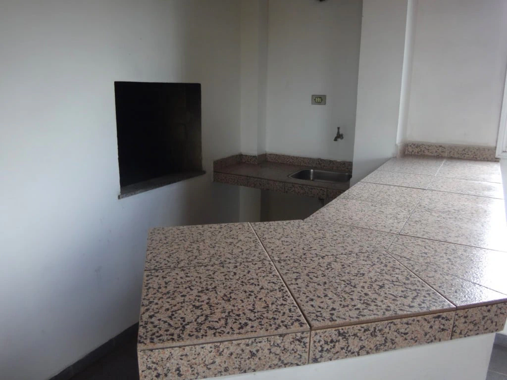Balcony with a grill in a one-bedroom apartment, 72 m² — photo 25