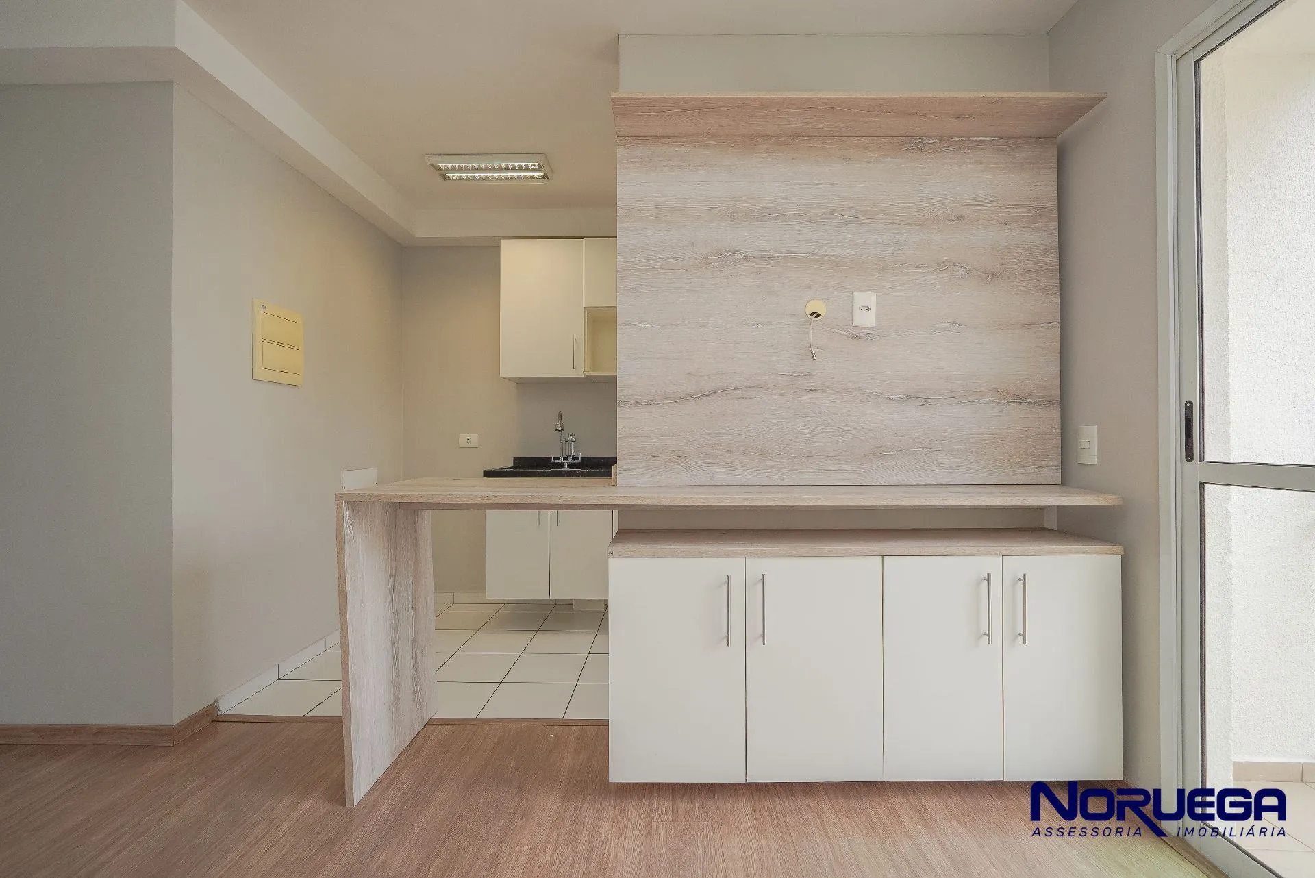 Wood or laminate floors in a 2-bedroom apartment, 88 m² — photo 5