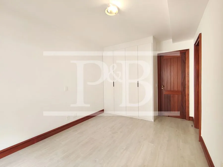 Apartamento com 4 dormitórios e closet tipo walk-in — photo 18