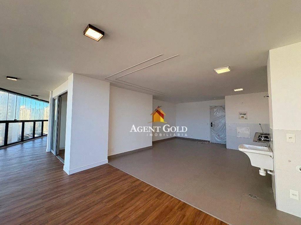 Glass-enclosed balcony in a 3-bedroom apartment, 121 m² — photo 2