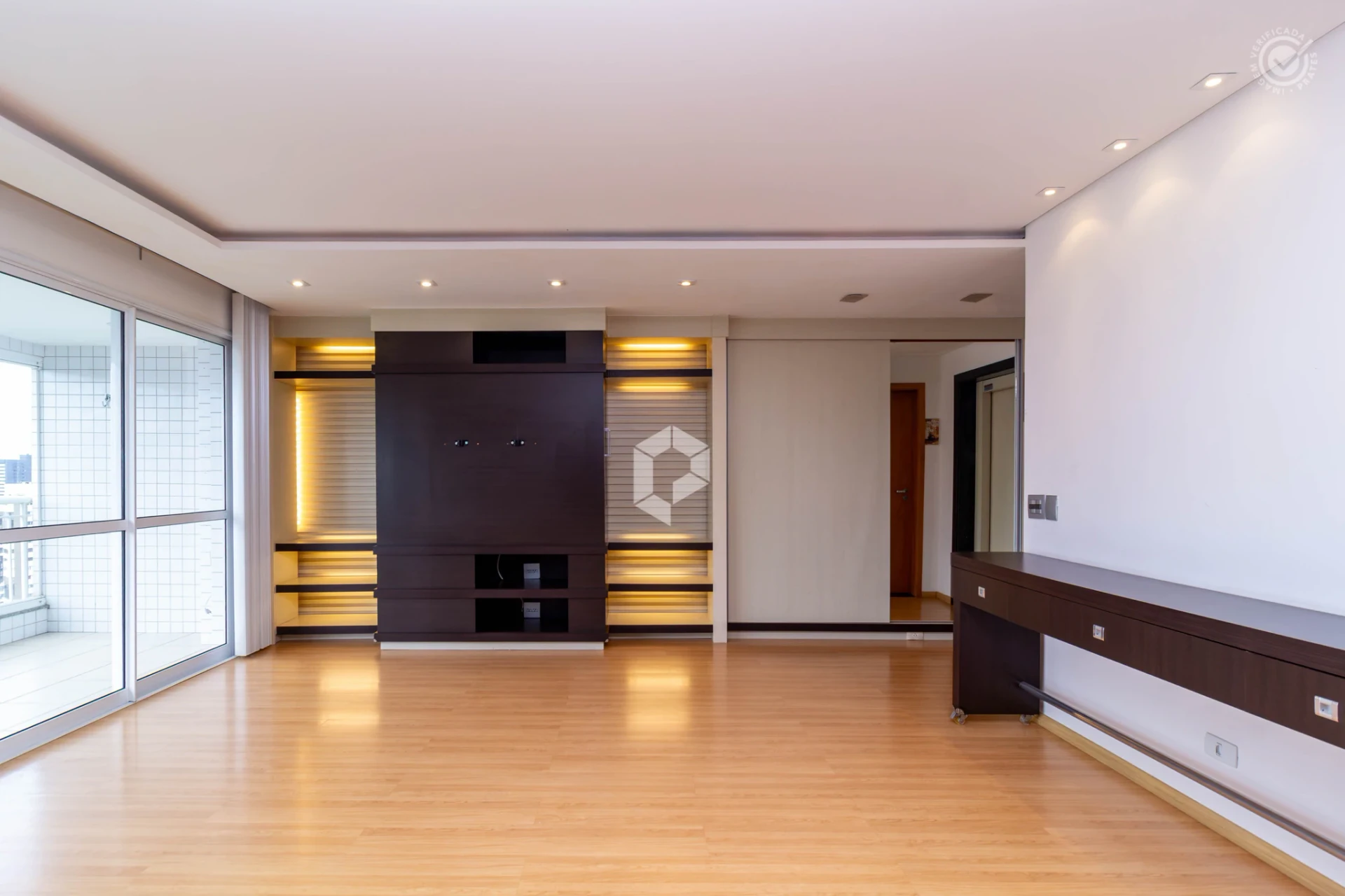 Bathtub in a 3-bedroom apartment, 180 m² — photo 16