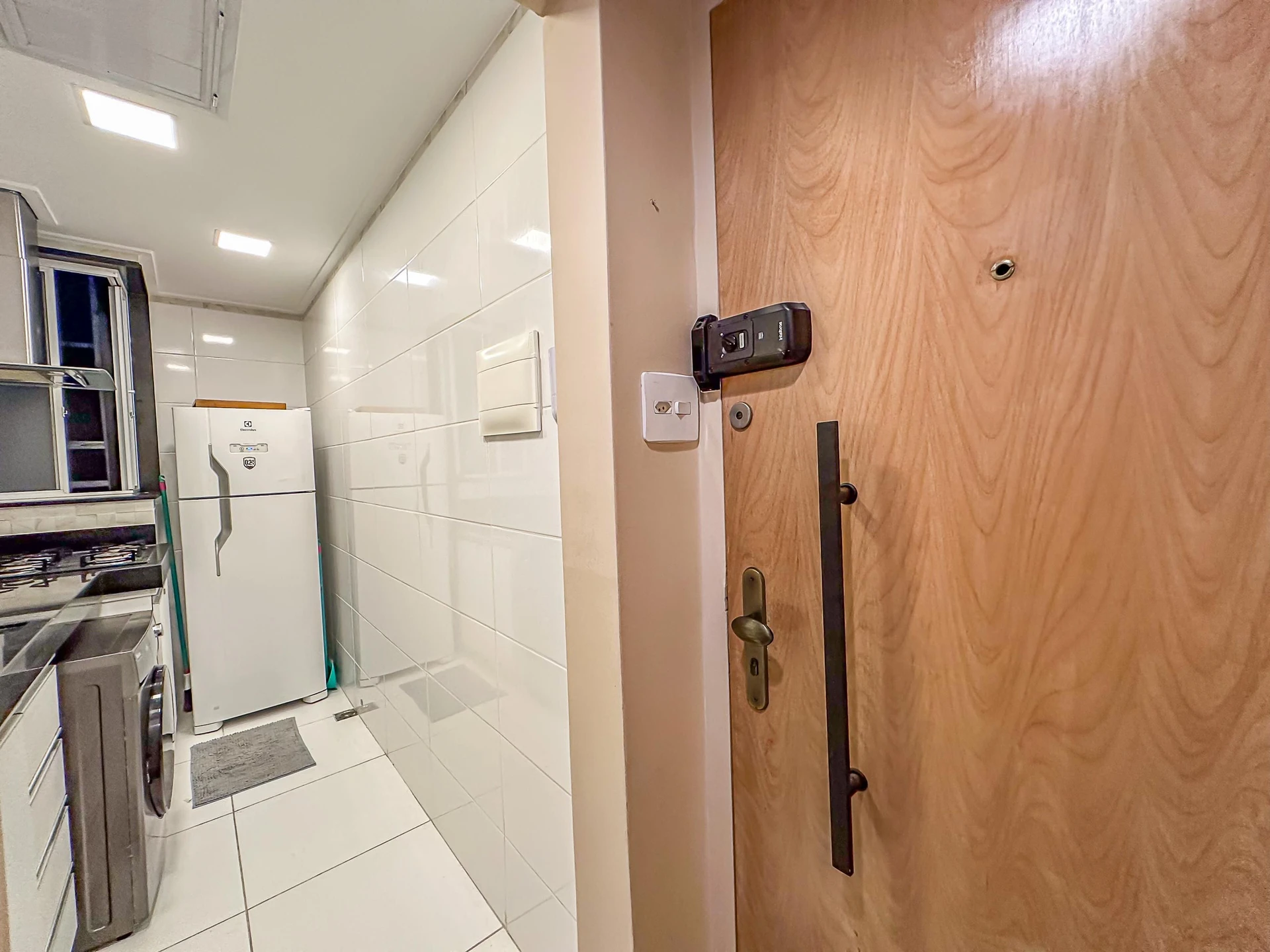 Furnished 1-bedroom apartment with a closed kitchen — photo 33