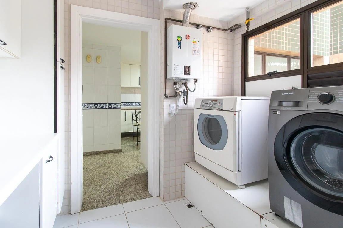 3-bedroom apartment with a bathtub in Curitiba — photo 34