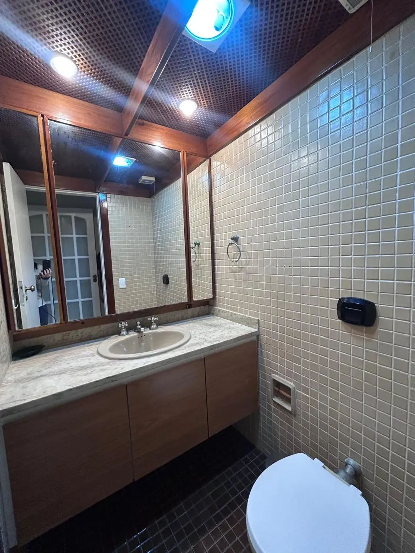 Bathtub in a 3-bedroom house, 334 m² — photo 13