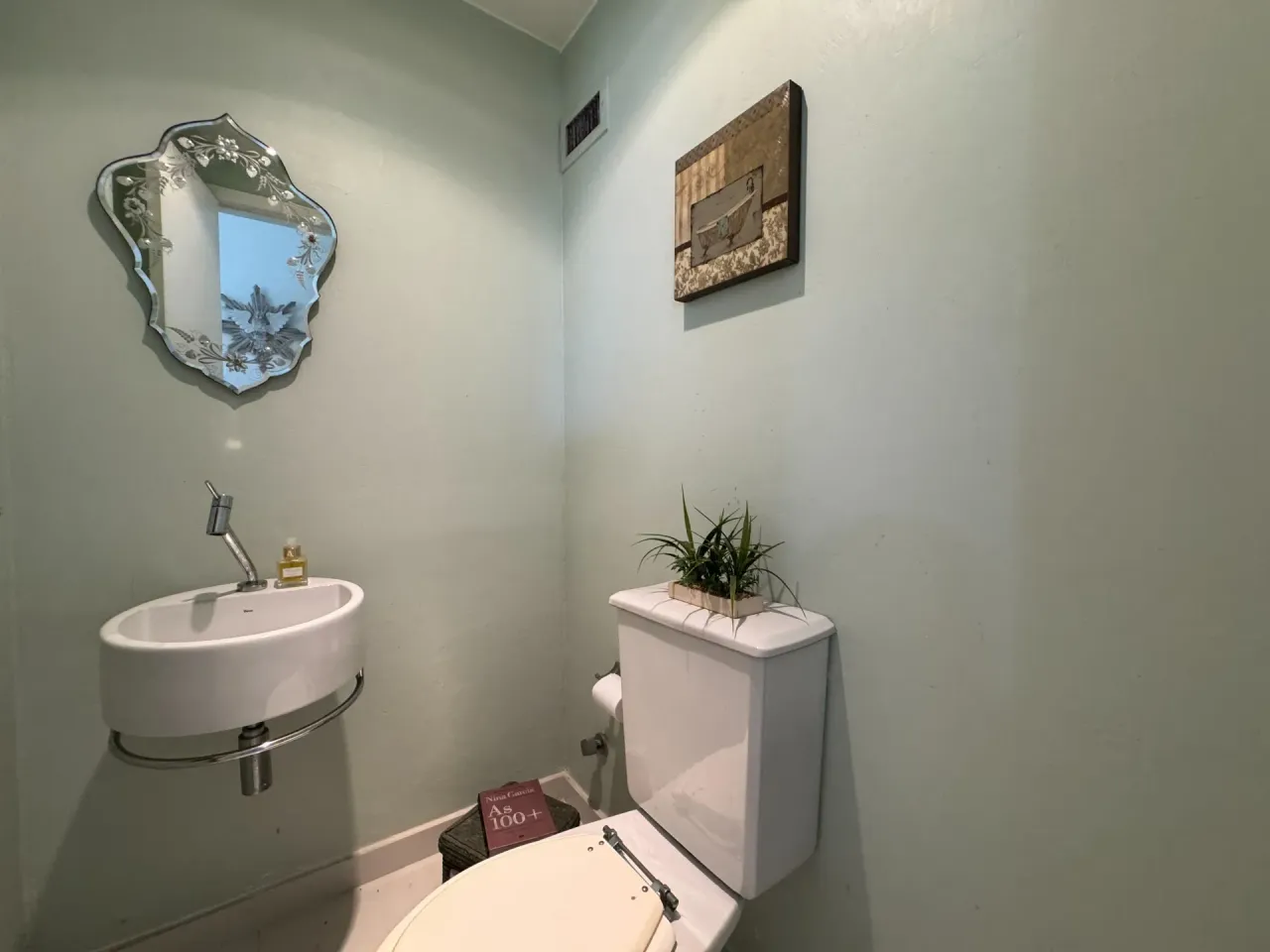 Furnished 4-bedroom apartment with glass balcony — photo 13