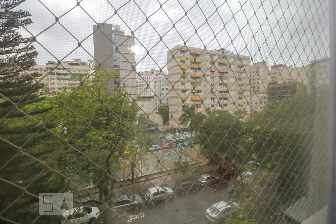 3-bedroom apartment with a glass-enclosed balcony — photo 8