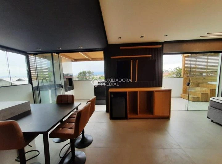 Furnished penthouse with open-plan kitchen and 1 bedroom — photo 3
