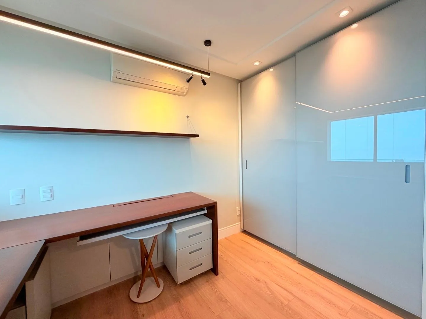 140 m² apartment with 3 bedrooms and a closed balcony — photo 32