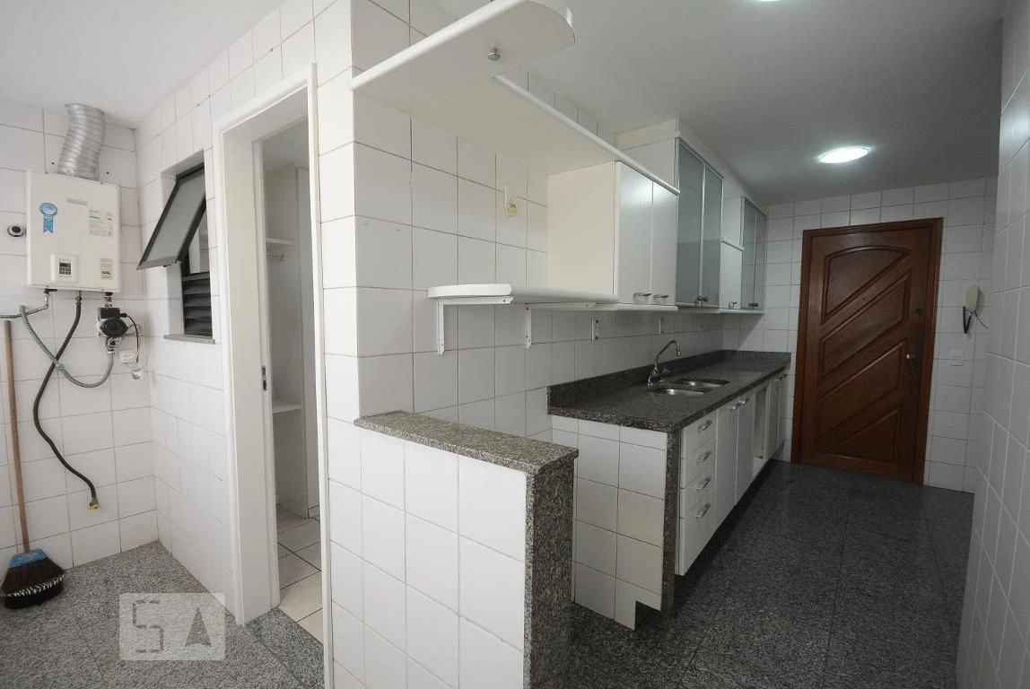 4-bedroom apartment in a building with a pool — photo 29