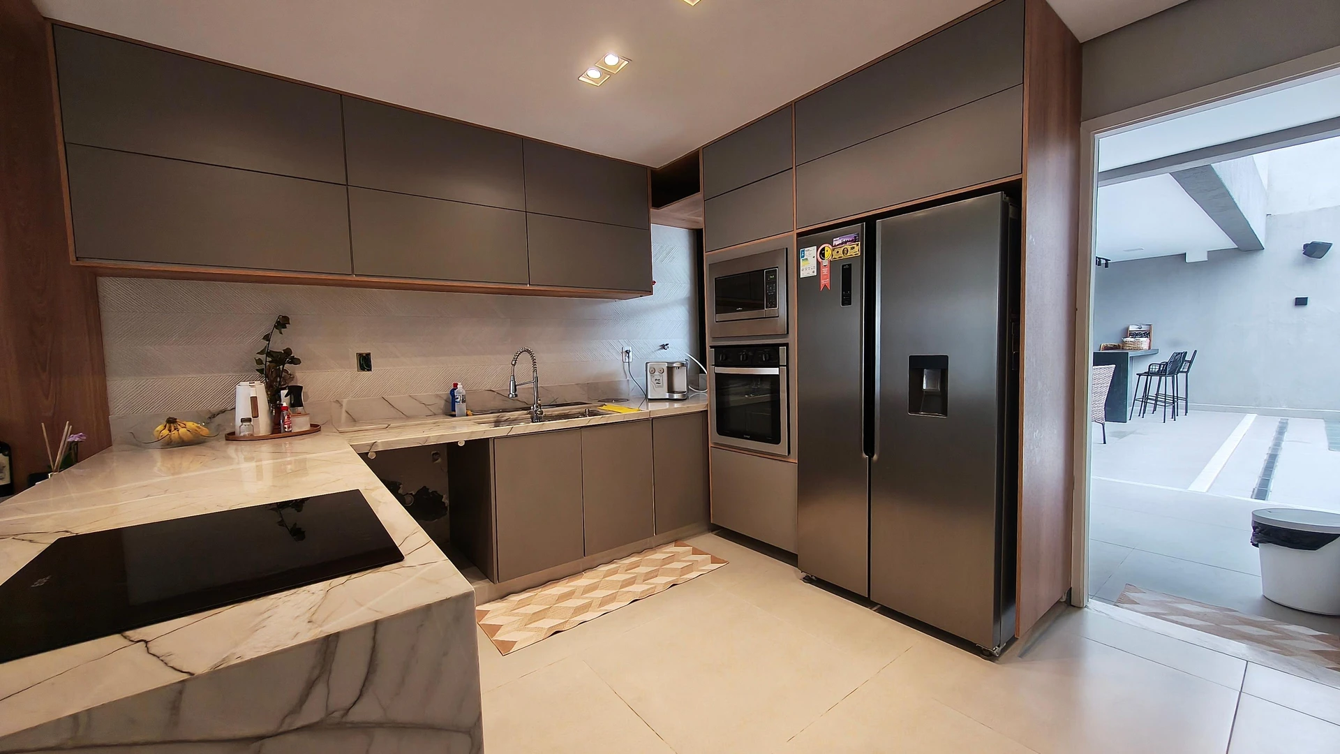 Jacuzzi in a 5-bedroom house, 350 m² — photo 13