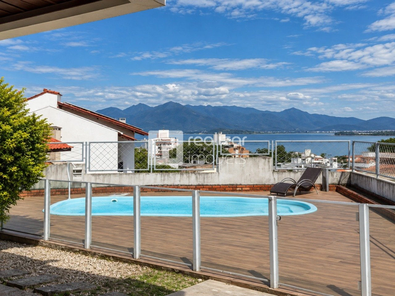 Floor-to-ceiling windows in a 4-bedroom house, 292 m²