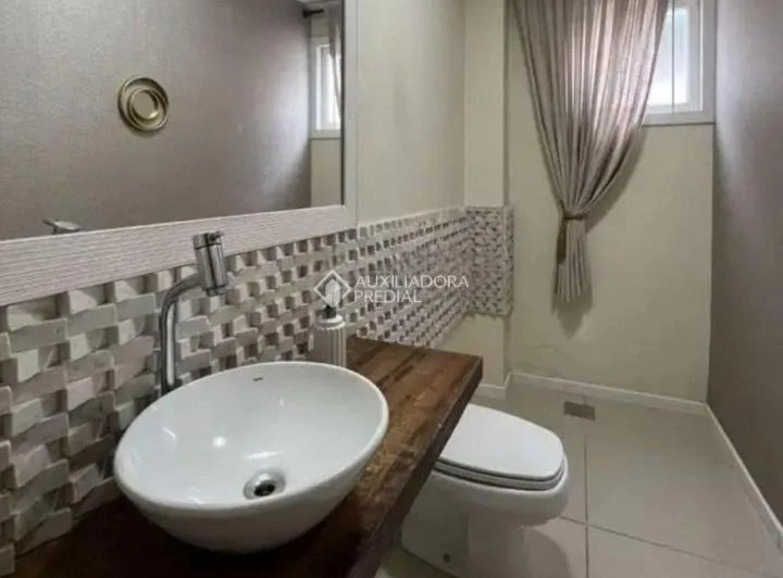 Casa com 5 dormitórios e pátio privativo — photo 7