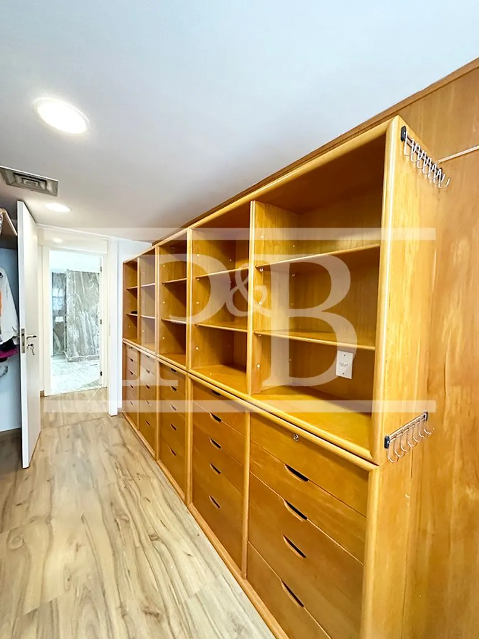 3-bedroom apartment with 220 m² and laundry area — photo 8