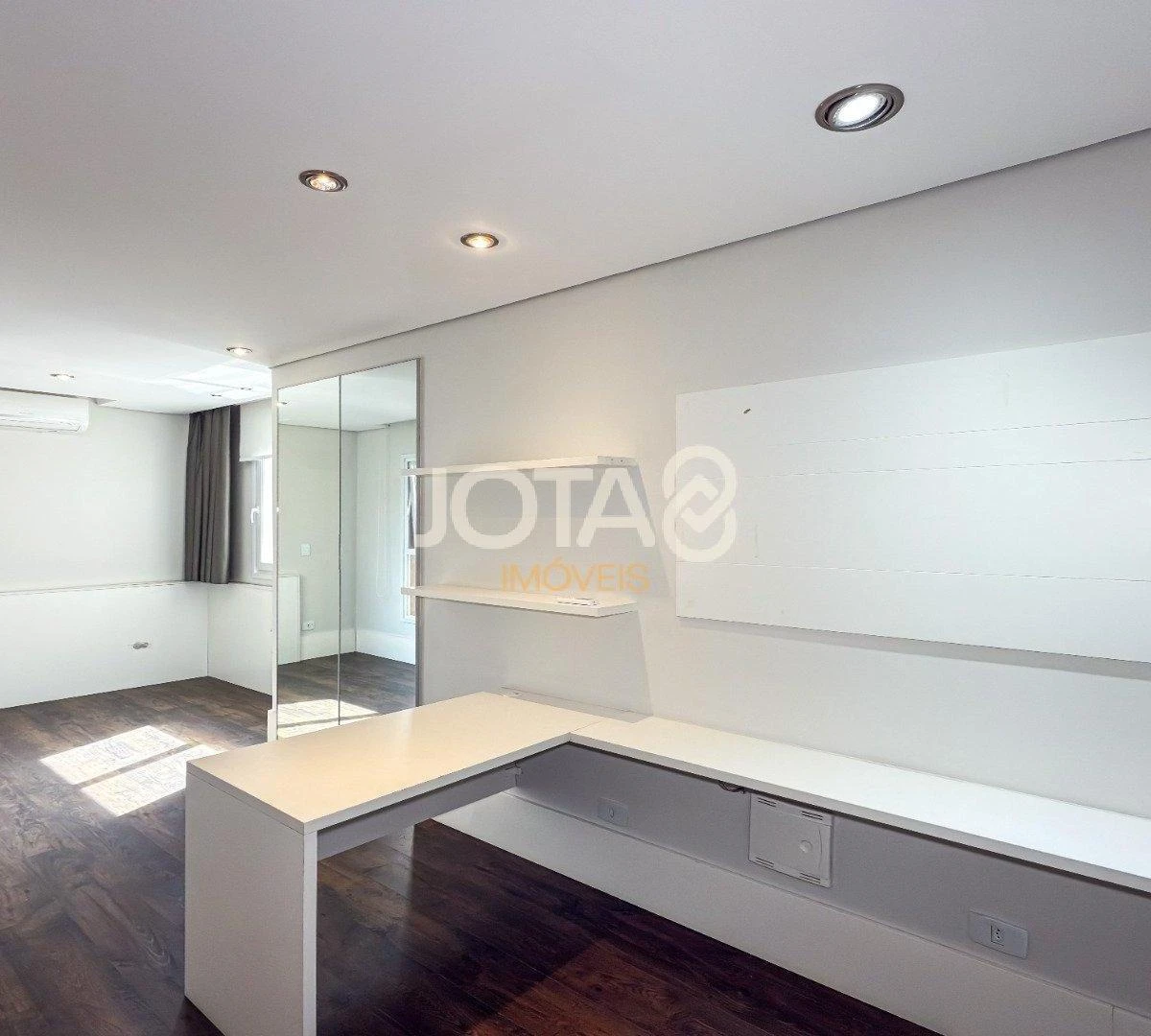 4-bedroom house with floor-to-ceiling windows — photo 20
