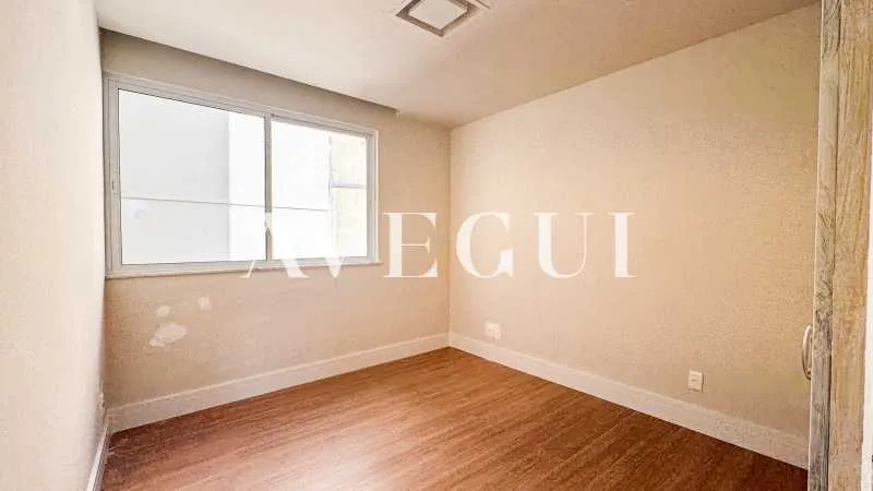 Unfurnished apartment with 4 bedrooms and tall windows — photo 10