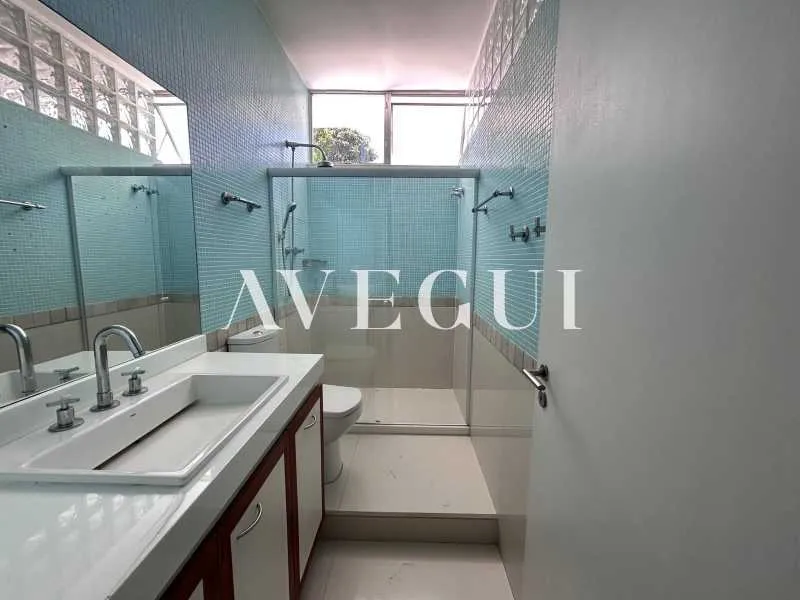 600 m² house with 4 bedrooms and a closed kitchen — photo 2