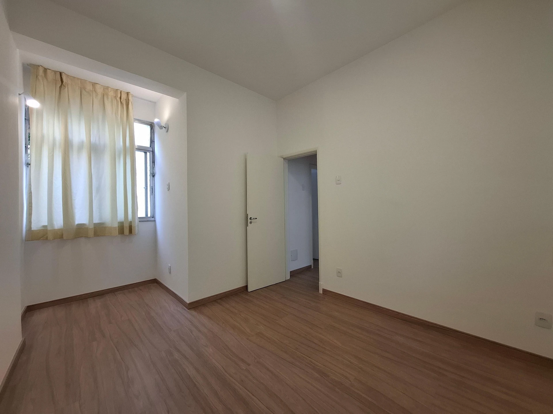 One-bedroom apartment with wood or laminate floors — photo 22