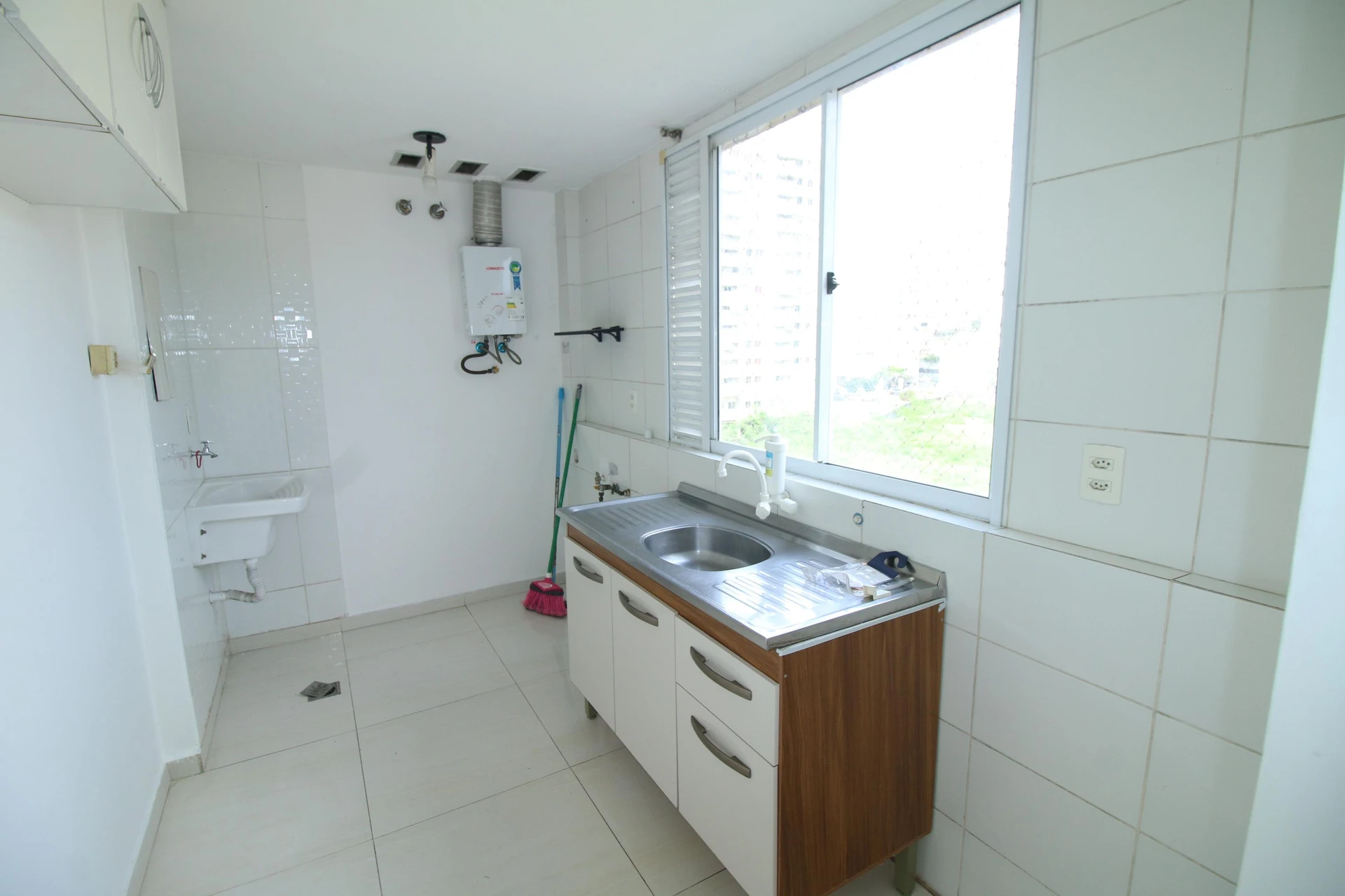 2-bedroom apartment with 1 bathroom and condo pool — photo 16
