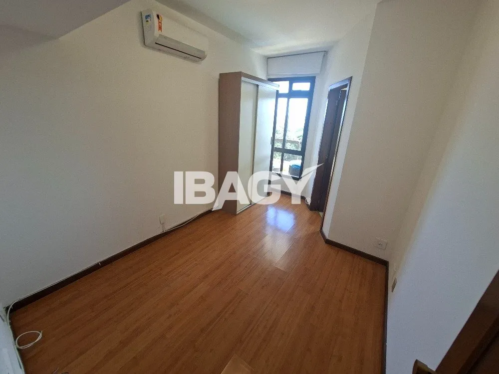 302 m² apartment with a water view and a bathtub — photo 16