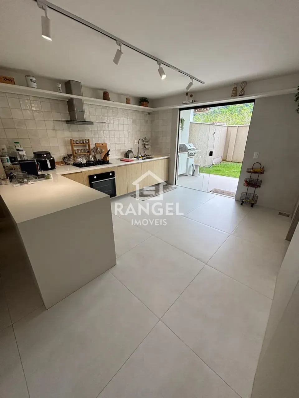 Casa em condomínio fechado com 4 quartos e 5 banheiros — photo 2