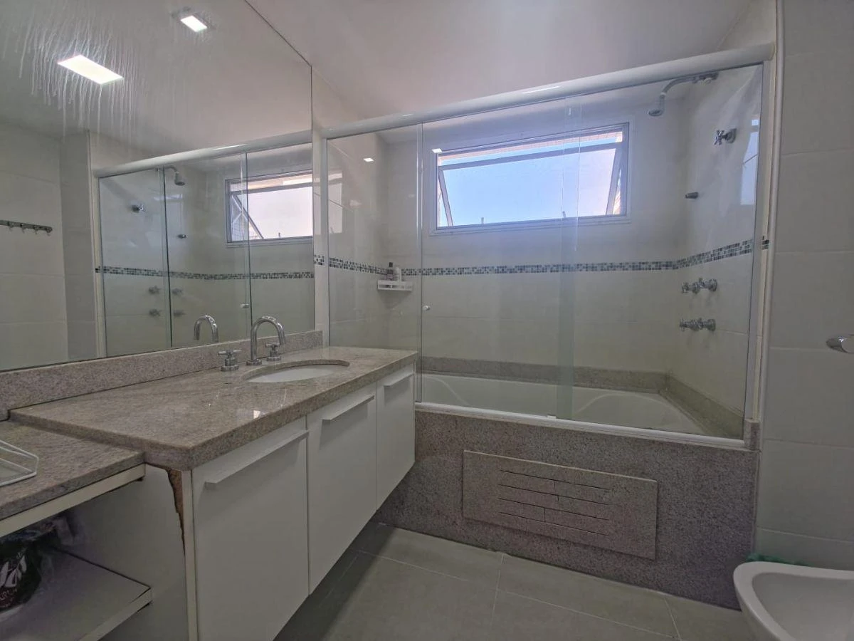 Furnished apartment with 4 bedrooms, 5 bathrooms and 195 m² — photo 22