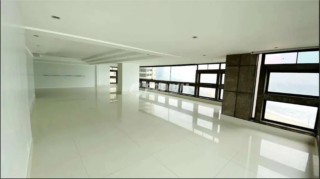 4-bedroom 315 m² apartment with separate kitchen — photo 21