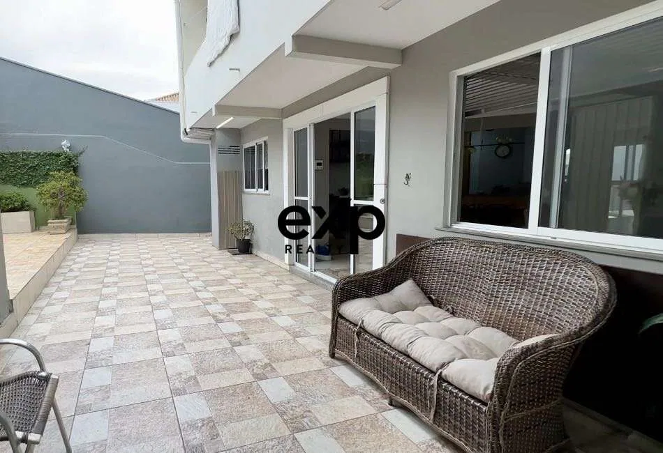 4-bedroom house with 2 parking spots and 438 m² — photo 3