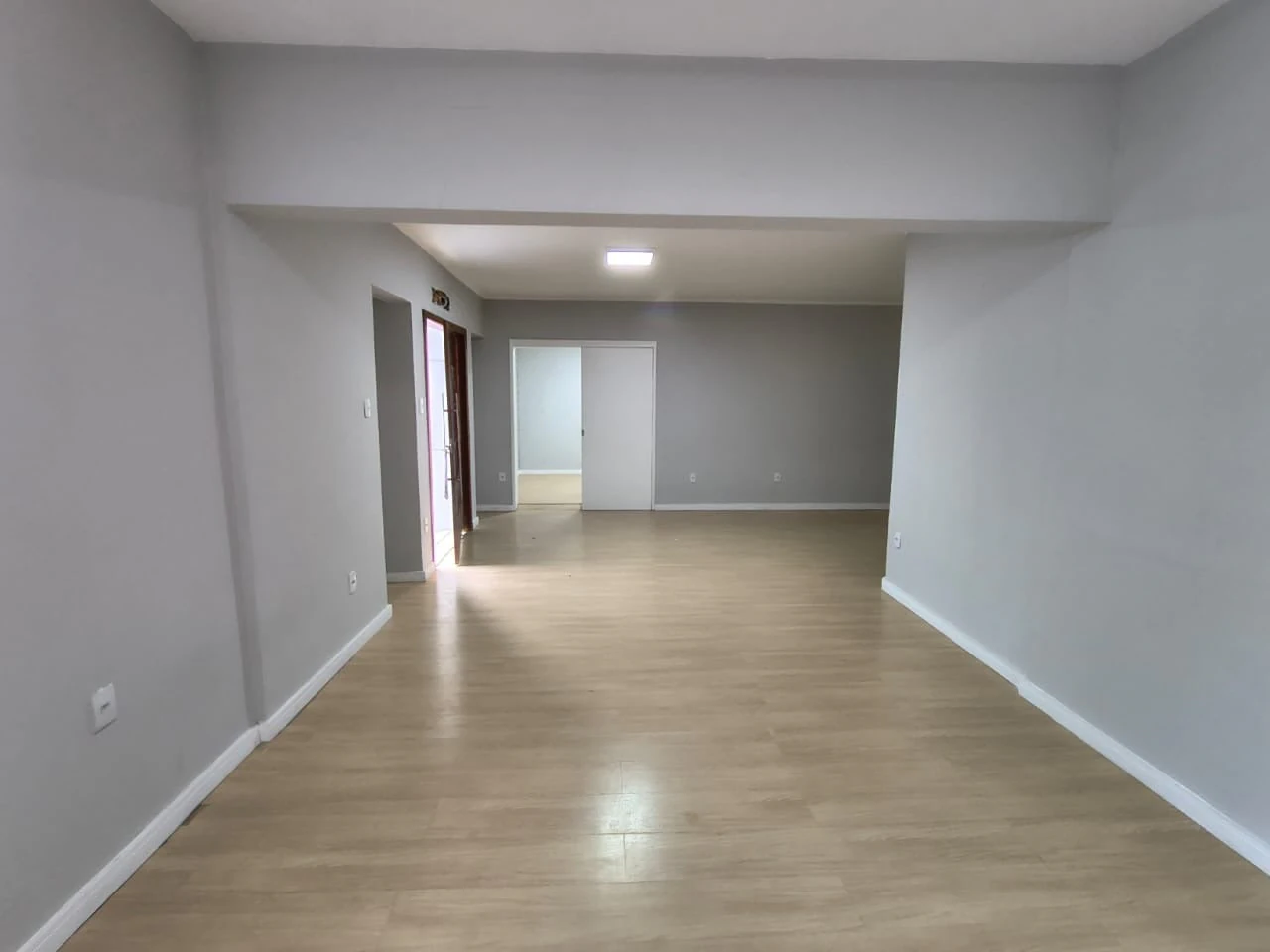 Casa sin amueblar con 4 dormitorios, jardín privado y 360 m²