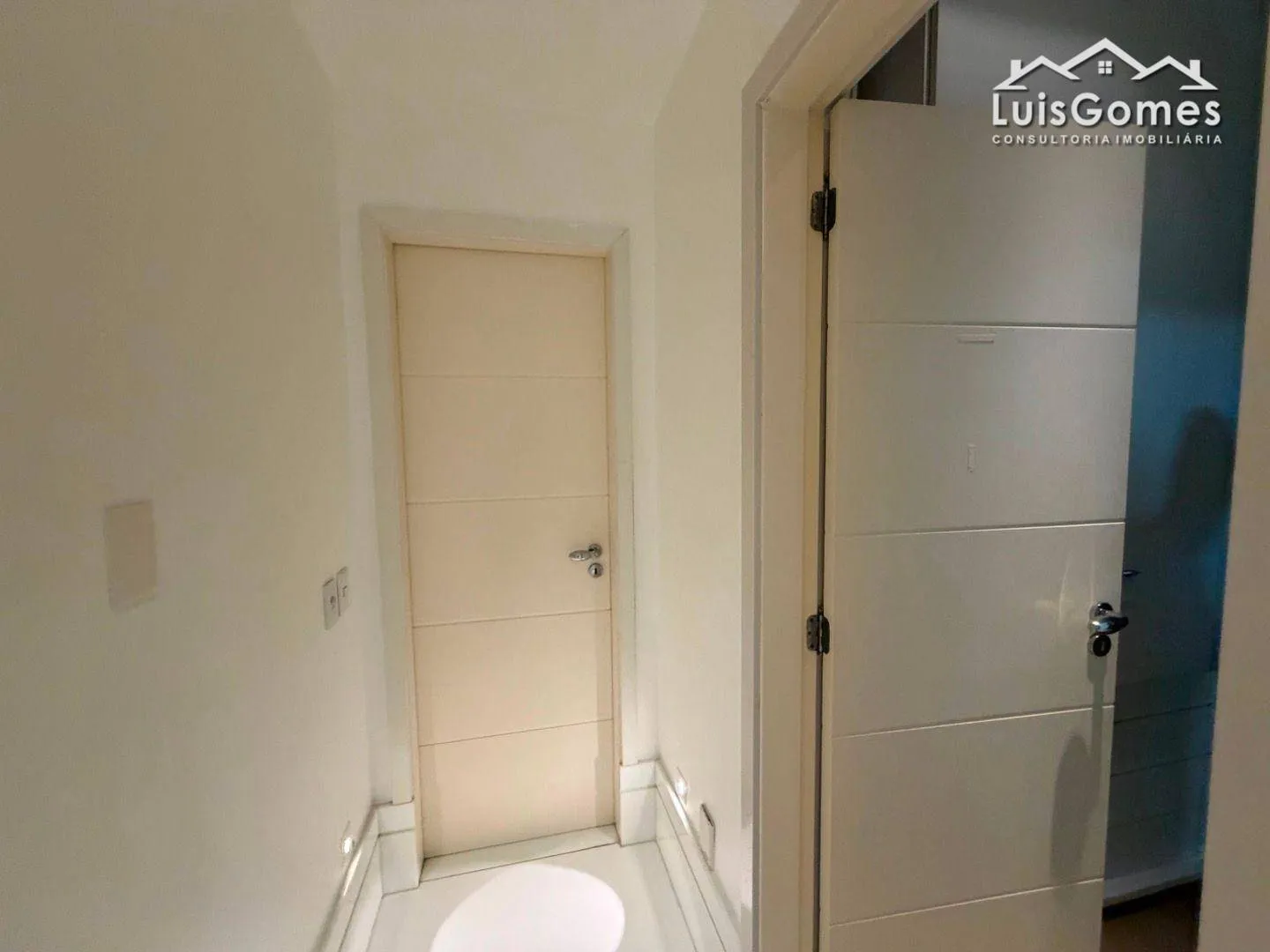 Furnished apartment with 4 bedrooms and 5 bathrooms — photo 32