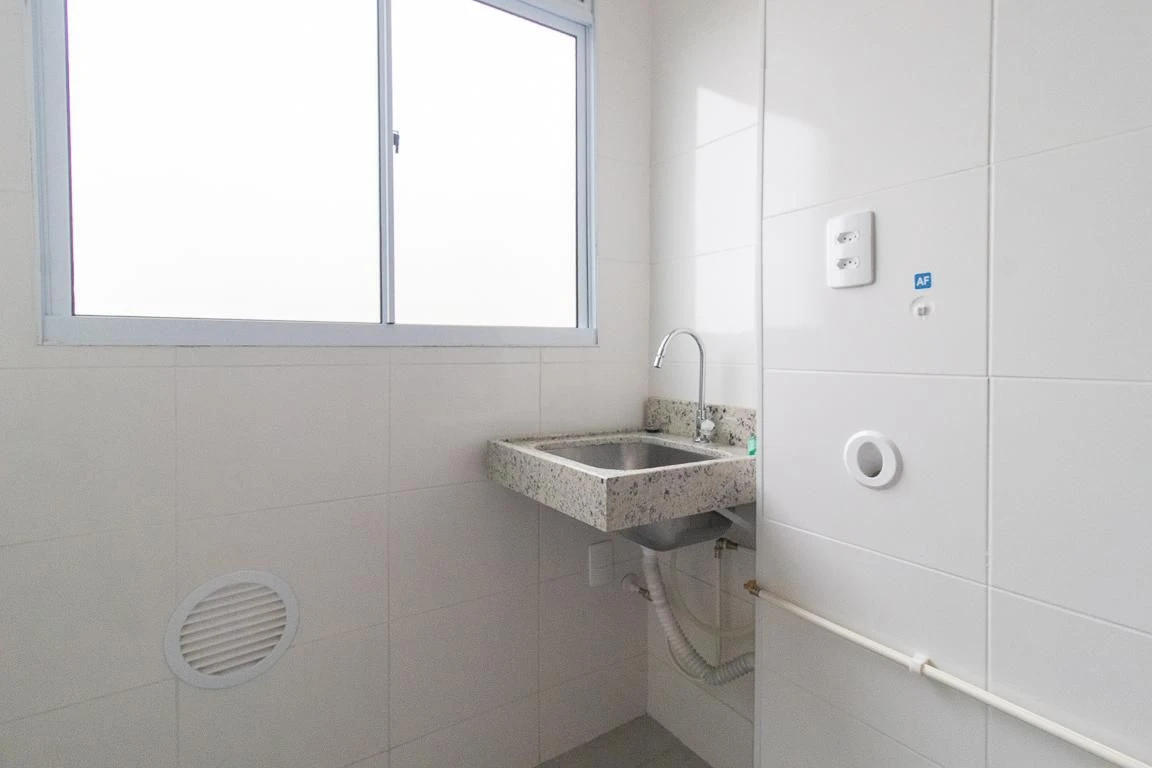 2-bedroom apartment in a building with a gym — photo 2