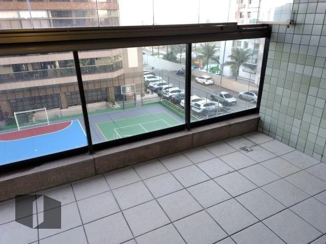 Glass-enclosed balcony in a 4-bedroom apartment, 143 m² — photo 31