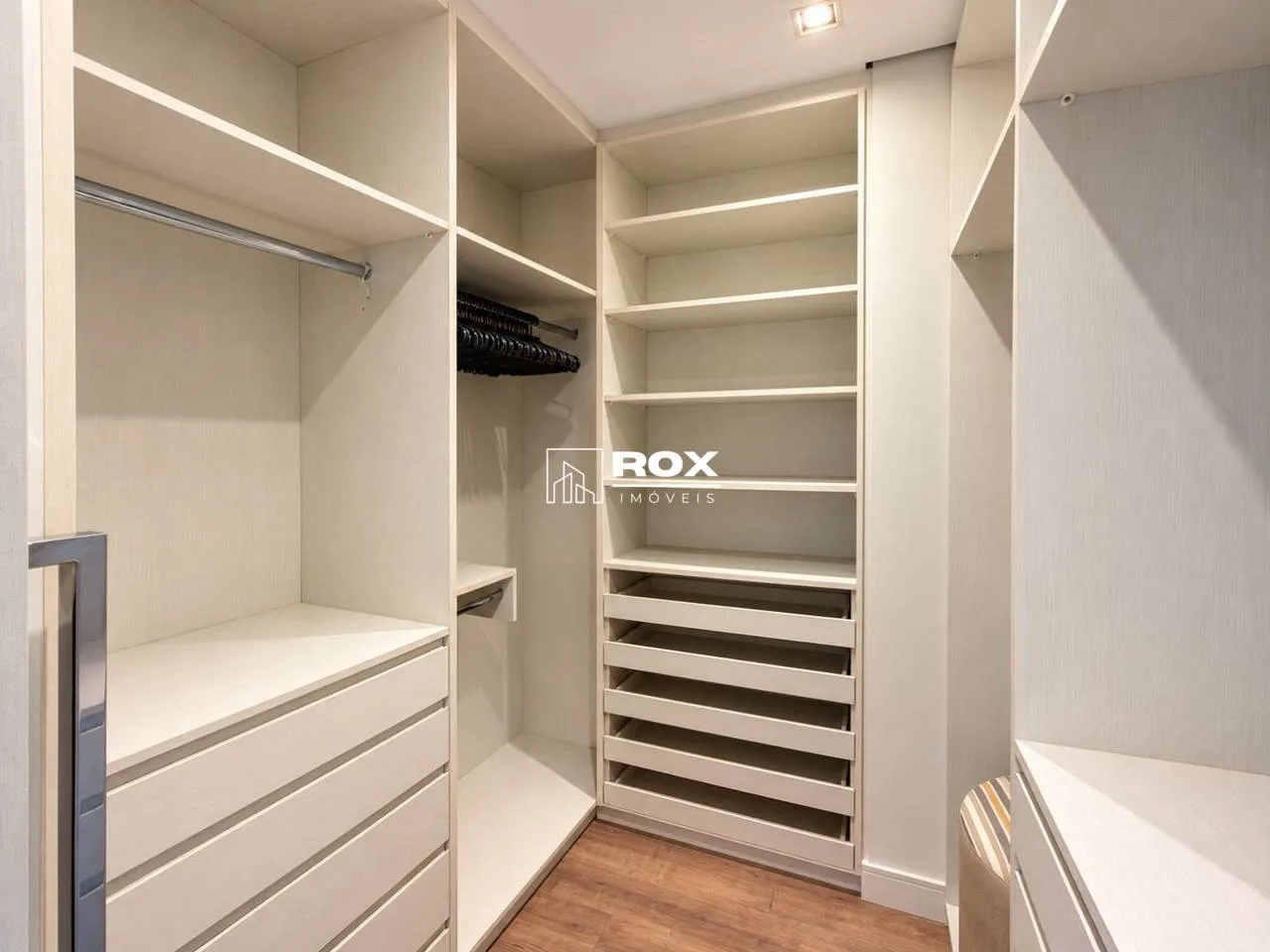 Floor-to-ceiling windows in a 3-bedroom apartment, 150 m² — photo 35